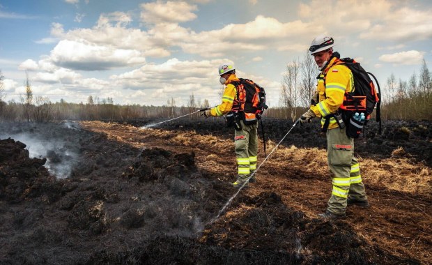 Pożar może przechodzić w głąb torfu. Trwa walka z żywiołem w parku narodowym
