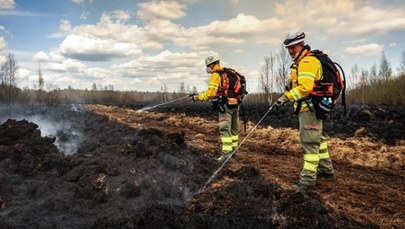 Pożar może przechodzić w głąb torfu. Trwa walka z żywiołem w parku narodowym