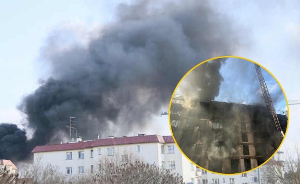 Pożar na Białołęce opanowany, ale konieczna ewakuacja 40 mieszkańców