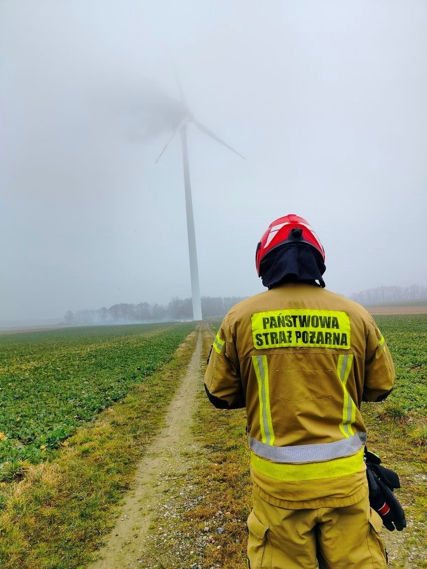 Pożar na farmie wiatrowej /Straż pożarna w Łobzie /Państwowa Straż Pożarna