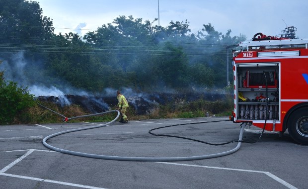 Pożar na nasypie kolejowym. Akcja strażaków trwała kilka godzin