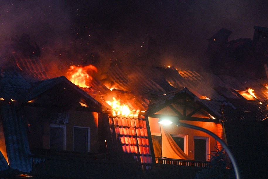 Pożar na osiedlu Kopernika w podwarszawskich Ząbkach /Marcin Obara /PAP