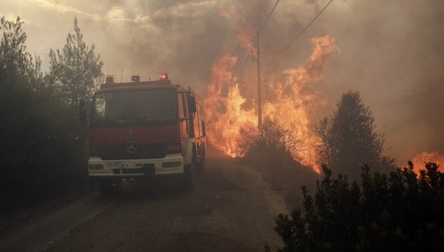 Pożar na przedmieściach Aten /ALEXANDROS VLACHOS /PAP/EPA