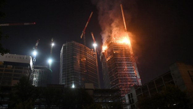 Pożar na terenie budowy kompleksu The Warsaw Hub. / 	Radek Pietruszka   /PAP