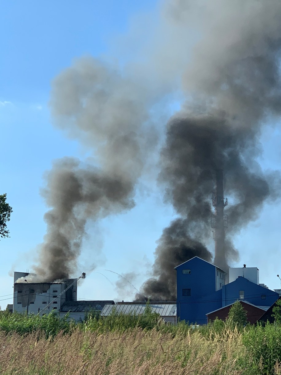 Pożar na terenie byłej cukrowni wybuchł wczoraj około godziny 17.00. /Gorąca Linia RMF FM