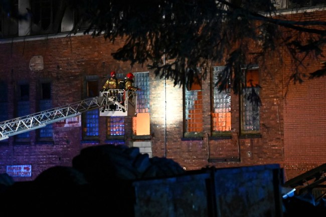 Pożar na terenie dawnej Fabryki Papieru Szczecin-Skolwin, w zakładzie zajmującym się przetwórstwem opon / 	Marcin Bielecki    /PAP