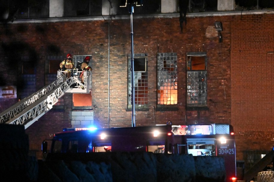 Pożar na terenie dawnej Fabryki Papieru Szczecin-Skolwin / 	Marcin Bielecki    /PAP