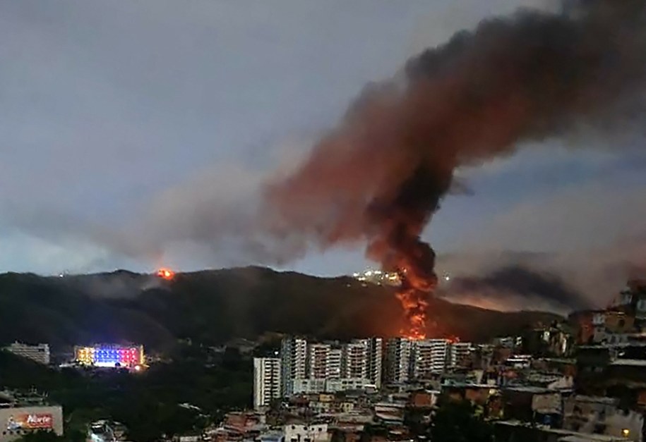 Pożar na terenie kompleksu wojskowego Fort Tiuna w Caracas podczas amerykańskiego ataku na Wenezuelę /STR/AFP /East News