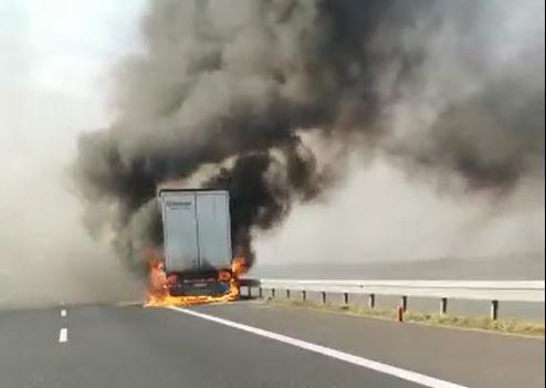 Pożar naczepy ciężarówki na A4 /Policja Tarnów /Zrzut ekranu