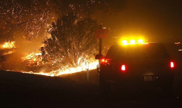 Pożar, nazwany Glass Fire, wybuchł w niedzielę nad ranem, czasu lokalnego, koło miejscowości Calistoga położonej w odległości ok. 120 km na północ od San Francisco. /JOHN G. MABANGLO /PAP/EPA