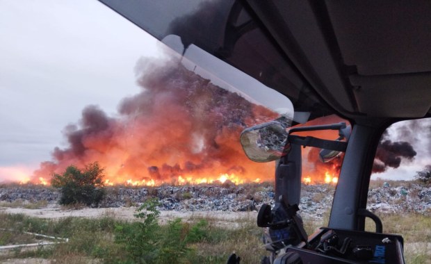 Pożar nielegalnego składowiska odpadów. Trwa akcja strażaków
