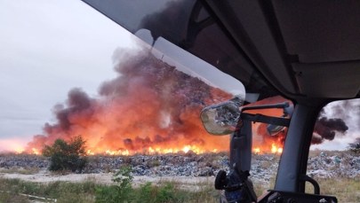 Pożar nielegalnego składowiska odpadów. Trwa akcja strażaków