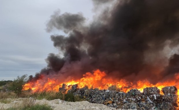 Pożar nielegalnego składowiska śmieci. Akcja gaśnicza trwa drugą dobę