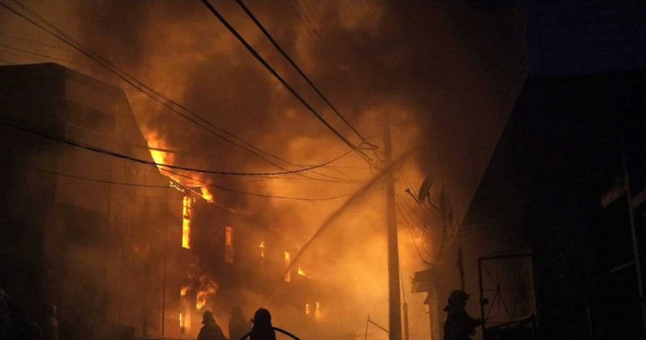 Pożar niszczy domy. "Dantejska panorama"