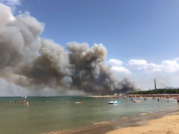 Pożar niszczy południową część włoskiego miasta Pescara nad Adriatykiem /LORENZO DOLCE  /PAP/EPA