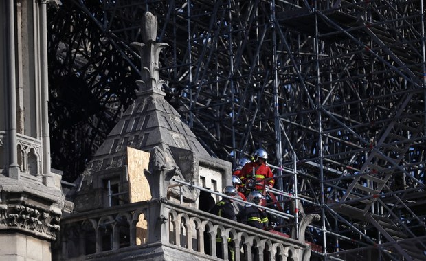 Pożar Notre Dame. Przed katedrą stanie drewniany kościół?