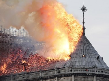 Pożar Notre Dame. Śledczy: Przyczyną prawdopodobnie zwarcie elektryczne