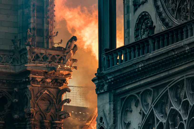 Pożar Notre-Dame wstrząsnął całym światem /AFP