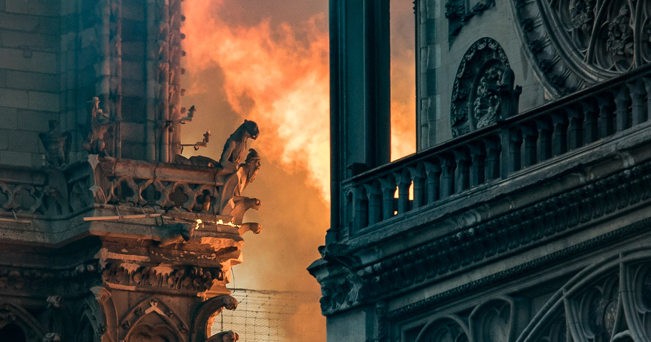 Pożar Notre-Dame wstrząsnął całym światem /AFP