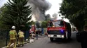 Pożar objął dwie hale, wysłano alert RCB. Ponad 40 zastępów w akcji