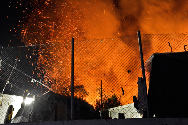 Pożar obozu dla imigrantów pozbawił setki osób dachu nad głową / 	STR   /PAP/EPA