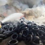 Pożar opon w Jakubowie pod Warszawą. W akcji prawie 100 strażaków