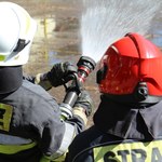 Pożar opuszczonego budynku w Świętokrzyskiem. Z ogniem walczy 40 strażaków
