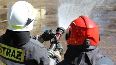 Pożar opuszczonego budynku w Świętokrzyskiem. Z ogniem walczy 40 strażaków
