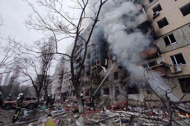 Pożar ostrzelanego przez Rosjan wieżowca w Kijowie. /VROU /PAP
