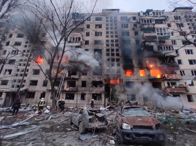 Pożar ostrzelanego przez Rosjan wieżowca w Kijowie /VROU /PAP