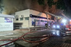 Pożar pawilonu handlowego w centrum Ozorkowa koło Łodzi