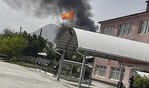 Pożar po ostrzale na ulicy w Batken, dystrykt Leilek, Kirgistan /	KYRGYZ EMERGENCIES MINISTRY / HANDOUT /PAP
