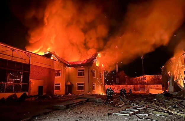 Pożar po rosyjskim ataku dronów na budynki administracyjne w obwodzie kijowskim /National Police of Ukraine HANDOUT HANDOUT /PAP/EPA