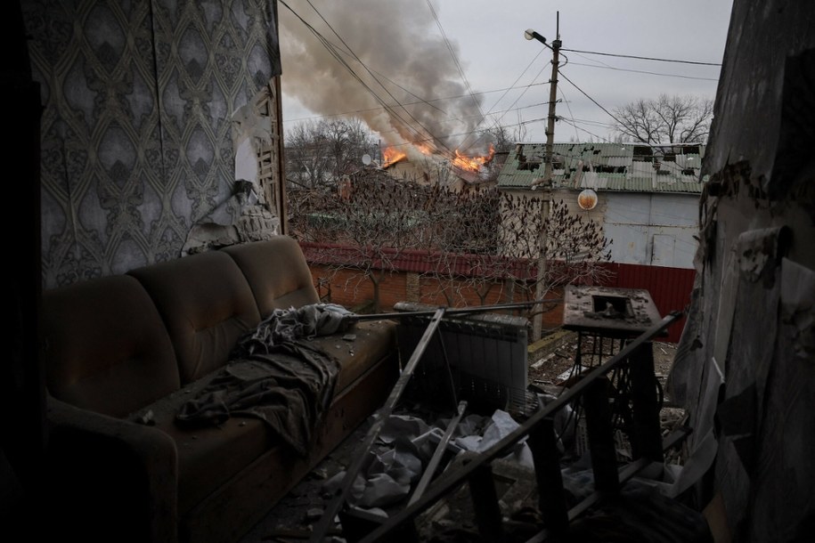 Pożar po rosyjskim uderzeniu w dzielnicy mieszkalnej w przyfrontowym mieście Kostyantyniwka w obwodzie donieckim /OLEG PETRASIUK/AFP/East News /East News