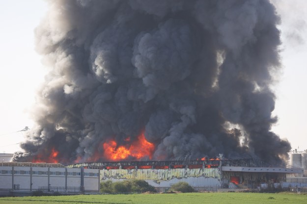 Pożar po uderzeniu rakiety w Izraelu /ABIR SULTAN /PAP/EPA