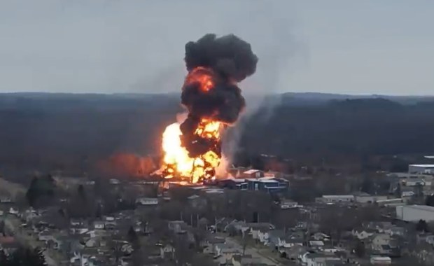 Pożar pociągu z toksycznymi substancjami. Mieszkańcy okolicy nie chcą się ewakuować