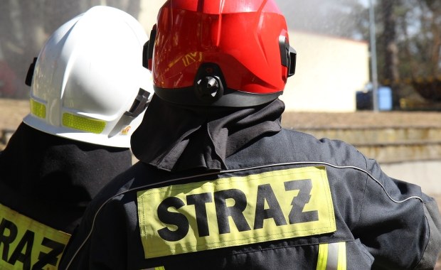 Pożar pod Garwolinem. Spłonął garaż, w którym było 200 butli z gazem 