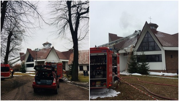 Pożar poddasza kościoła św. Andrzeja Boboli w Łodzi został opanowany, ale spod poszycia dachu nadal wydobywa się dym /Agnieszka  Wyderka /RMF FM