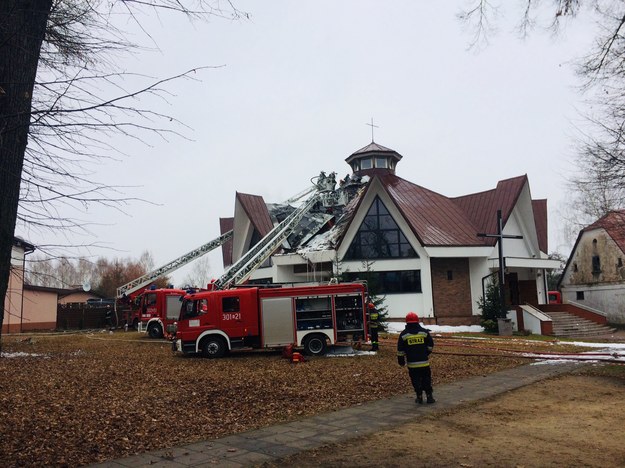 Pożar poddasza kościoła św. Andrzeja Boboli w Łodzi został opanowany, ale spod poszycia dachu nadal wydobywa się dym /Agnieszka  Wyderka /RMF FM