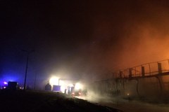 Pożar pofabrycznych hal w Zelowie