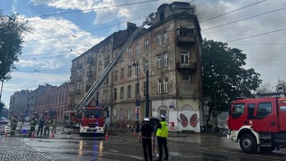 Pożar ponad stuletniej kamienicy w Warszawie