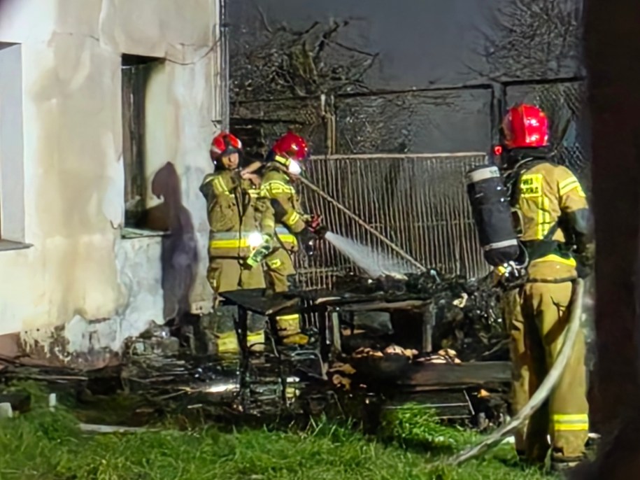 Pożar przyczepy w Oleśnicy, akcja strażaków /Piotr Paszkowski