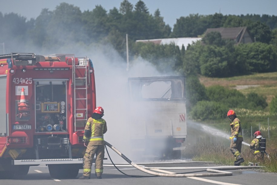 Pożar samochodu dostawczego na trasie w S6 w okolicach Gdyni /Adam Warżawa /PAP