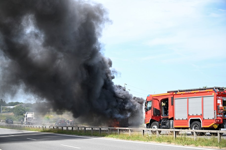 Pożar samochodu dostawczego na trasie w S6 w okolicach Gdyni / 	Adam Warżawa    /PAP