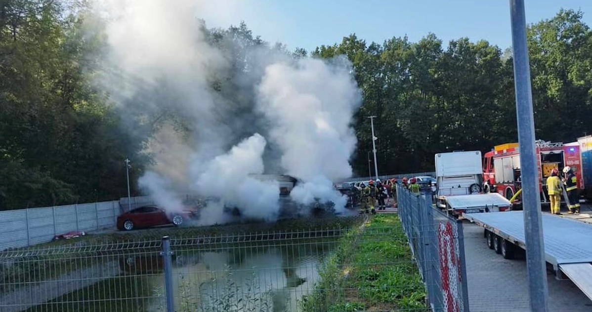 Pożar samochodu elektrycznego w Markach / Fot: Straż Pożarna /materiały prasowe