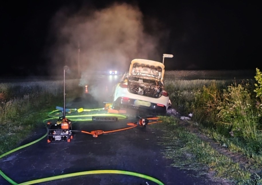 Pożar samochodu elektrycznego w miejscowości Zaleśna, fot. OSP Aleksandria /