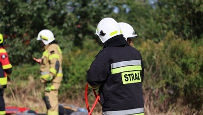 Pożar samochodu, który wjechał do stawu. Dwie osoby poszkodowane