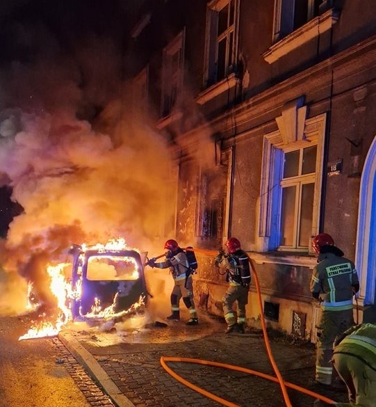 Pożar samochodu na ul. Pędzichów w Krakowie. Zdjęcie: Jednostka Ratowniczo - Gaśnicza nr1 Kraków /Straż Pożarna /