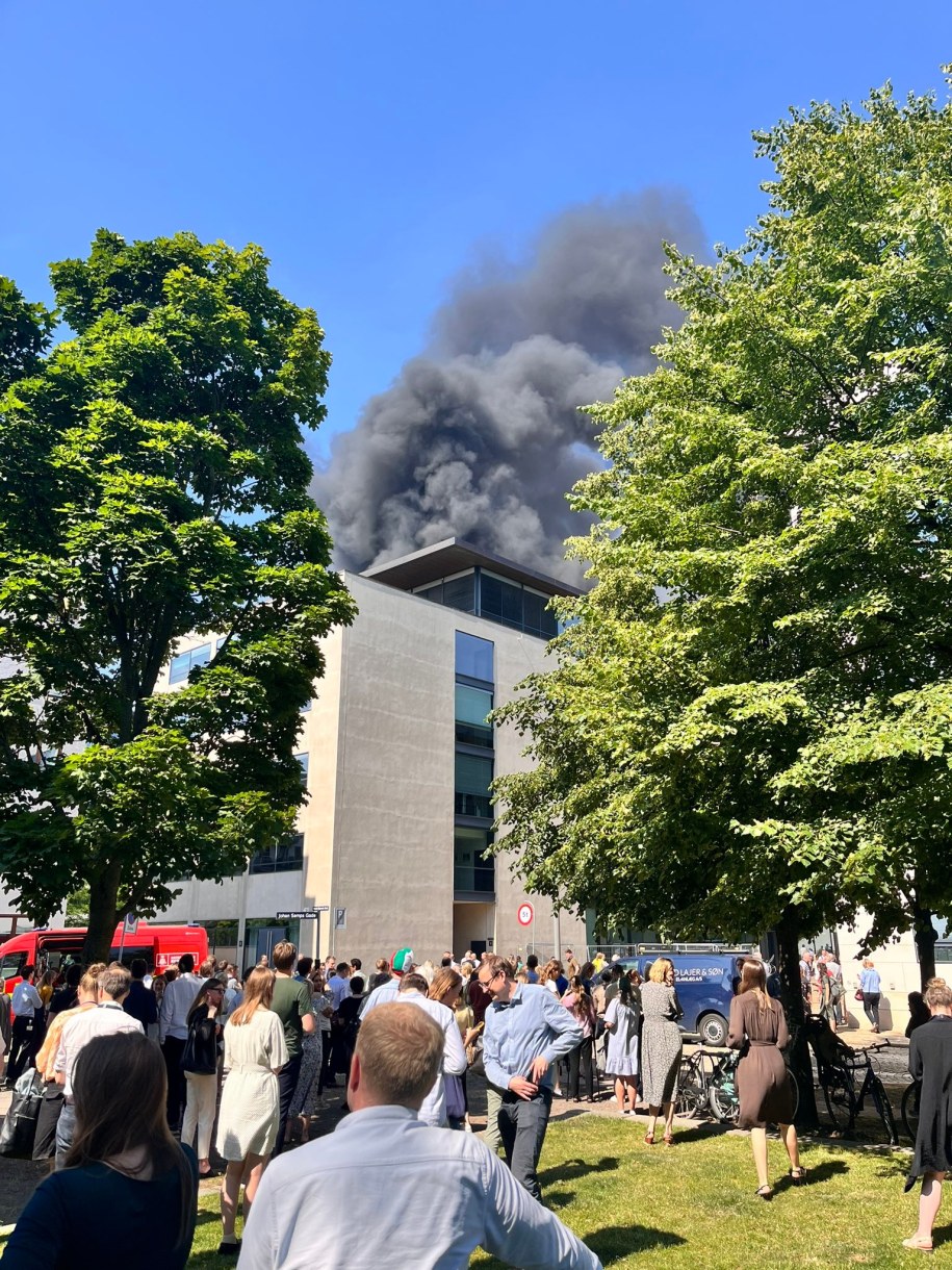 Pożar siedziby duńskiego ministerstwa podatków (zdjęcie na platformie X opublikował szef resortu Jeppe Bruus) /