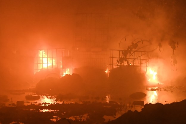 Pożar składowiska odpadów chemicznych we wsi Wszedzień /Tytus Żmijewski /PAP